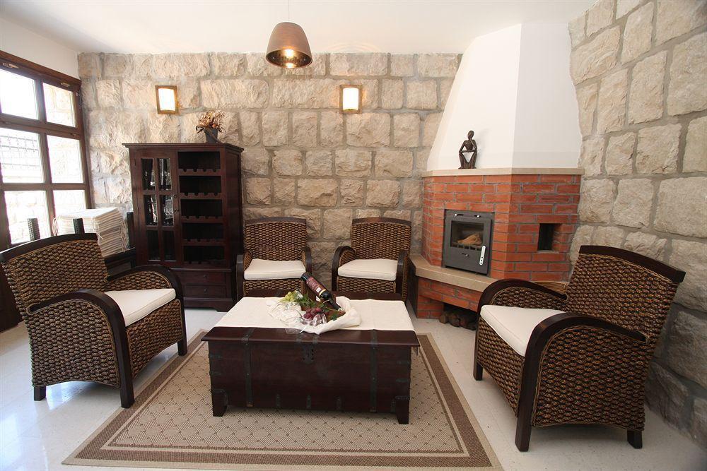 Franica Villa *